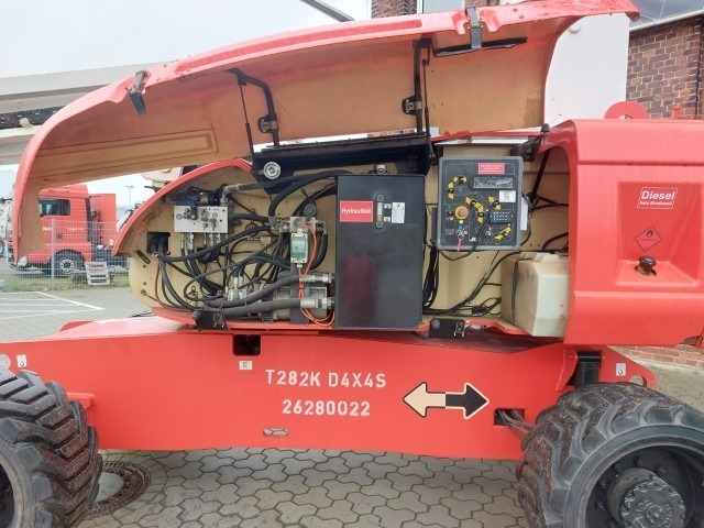 Sold - Articulated Boom Lift - View 3